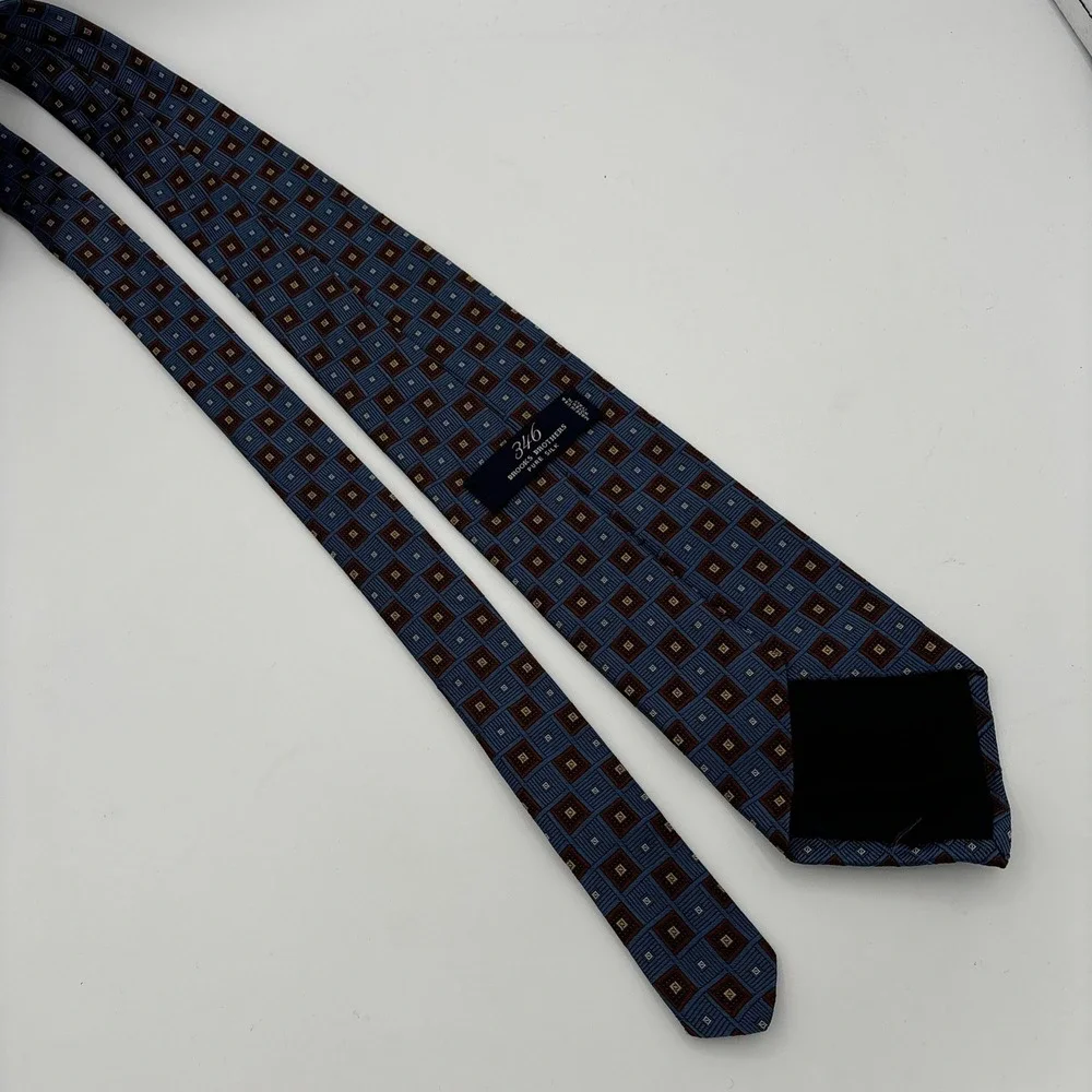 Brooks Brothers 346 Tie Blue Red Square Geometric Design Pure Silk Italian USA
